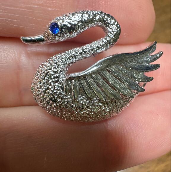 Gerry's Silver Tone Textured Swan Brooch Pin Blue Rhinestone Eye Figural - Picture 1 of 4